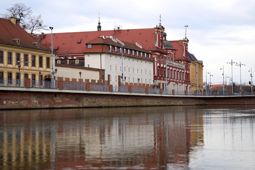 Zimowy rejs po Odrze. Miasto wygląda pięknie, zupełnie inaczej niż latem.
