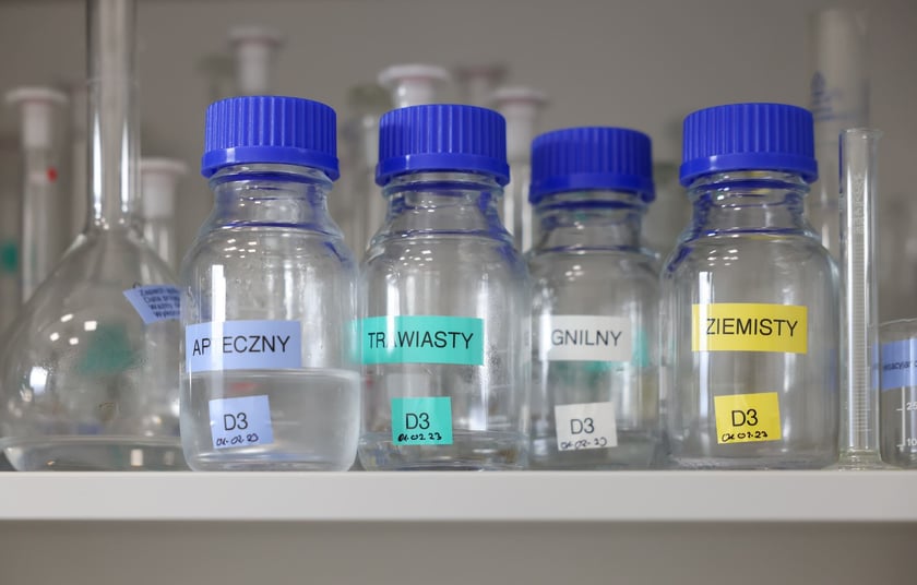 Woda we wrocławskim MPWiK przechodzi szereg chemicznych, fizycznych i mikrobiologicznych test&oacute;w.