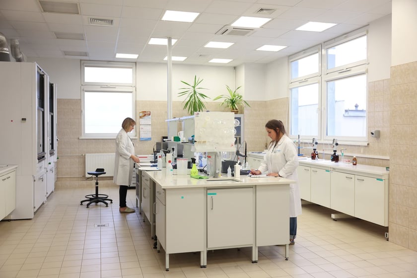 Woda we wrocławskim MPWiK przechodzi szereg chemicznych, fizycznych i mikrobiologicznych test&oacute;w.