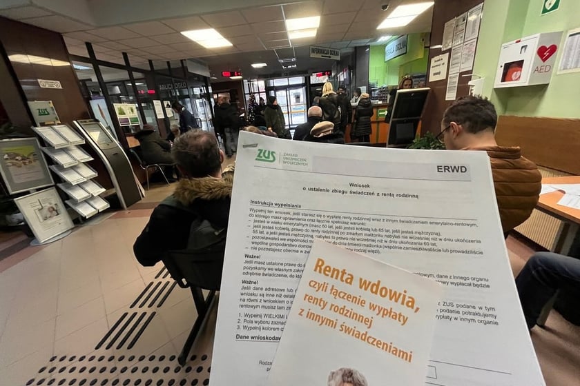 Jaka jest wysokość renty wdowiej?Renta wdowia to połączenie dw&oacute;ch świadczeń &ndash; renty rodzinnej oraz własnego świadczenia, np. emerytury. Osoba, kt&oacute;ra spełnia wszystkie warunki, od 1 lipca 2025 r. może otrzymać:100% renty rodzinnej i 15% własnego świadczenia albo100% własnego świadczenia i 15% renty rodzinnej.Osoba uprawniona sama decyduje, kt&oacute;ry wariant wybierze. Wysokość renty wdowiej zależy, więc od wysokości przysługujących świadczeń.