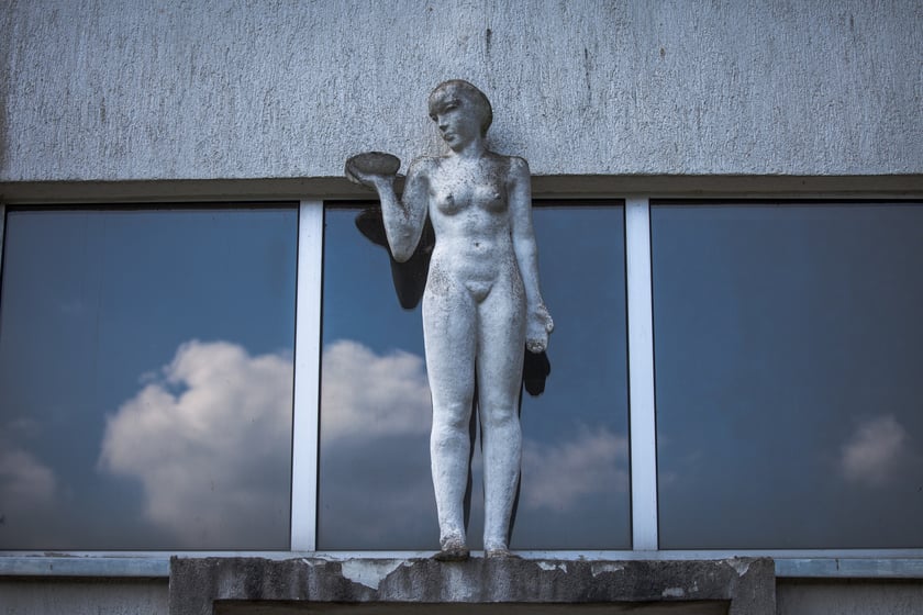 Wieżę zdobi r&oacute;wnież kilka detali zewnętrznych.