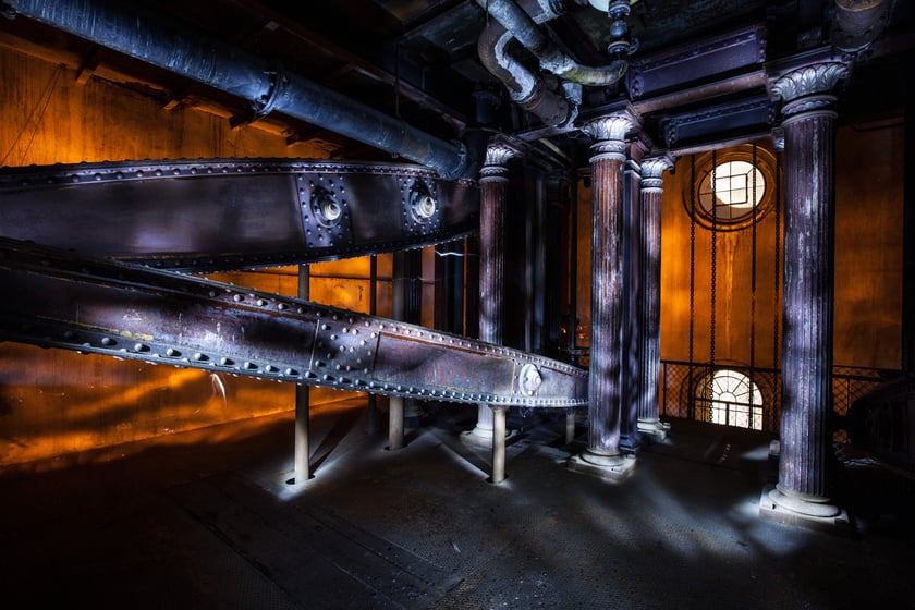 Wnętrza wieży ciśnień kryją prawdziwe skarby technologiczne. Wszystkie one zaś skąpane są w kunsztownej, industrialnej architekturze.