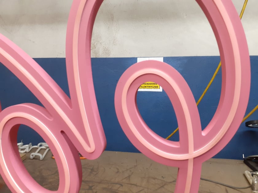 Fragment neonu z diodami ledowymi, w zakładzie Roberta Konopki, 15 stycznia 2025