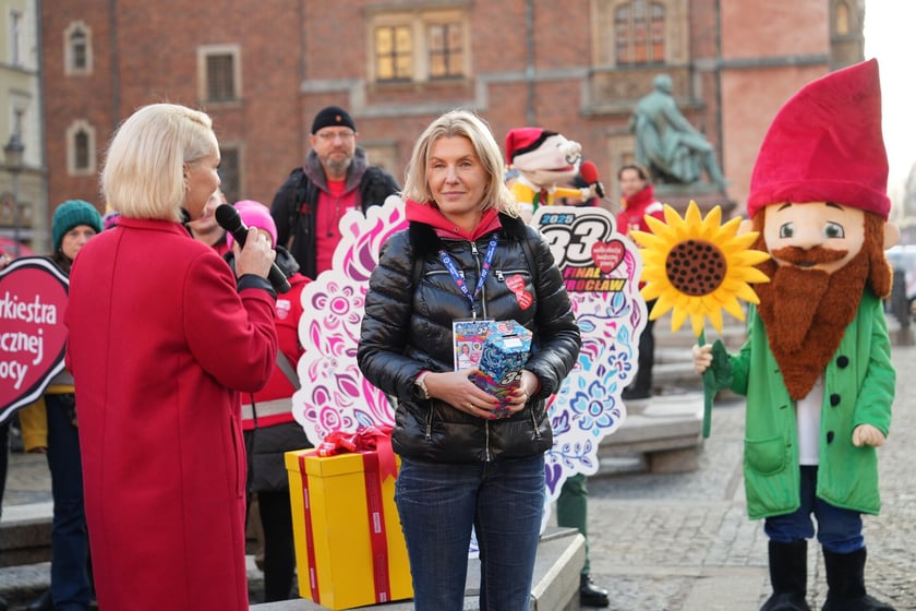 Finał WOŚP 2025 we Wrocławiu. Odsłonięcie krasnala WOŚPka z udziałem wiceprezydent Wrocławia Renaty Granowskiej