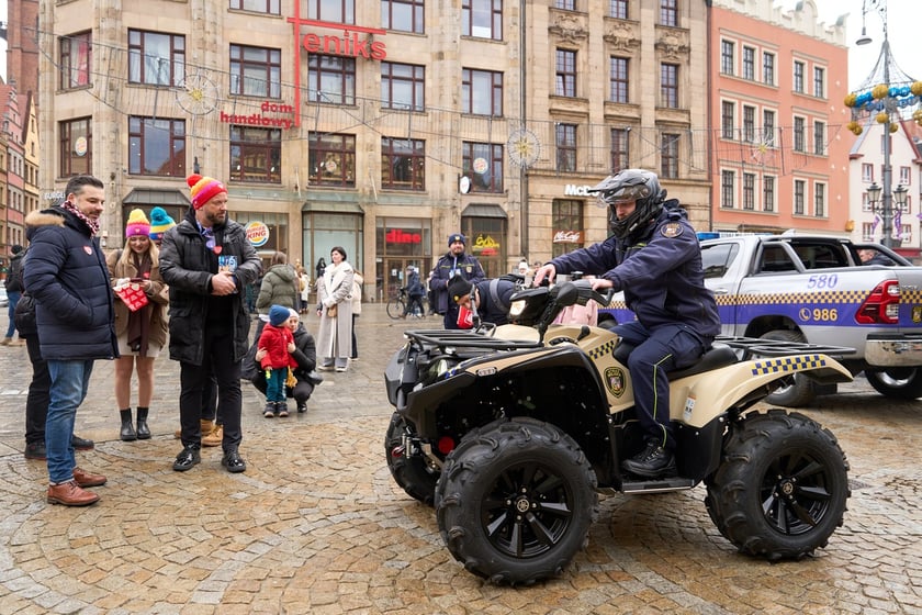 Wolontariusze podczas 33. finału WOŚP we Wrocławiu