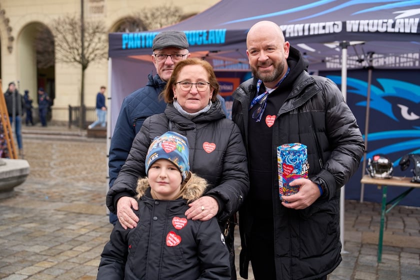 Prezydent Wrocławia Jacek Sutryk kwestuje podczas WOŚP