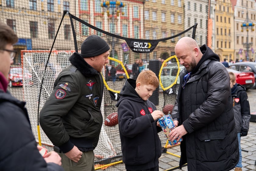 Prezydent Wrocławia Jacek Sutryk kwestuje podczas WOŚP