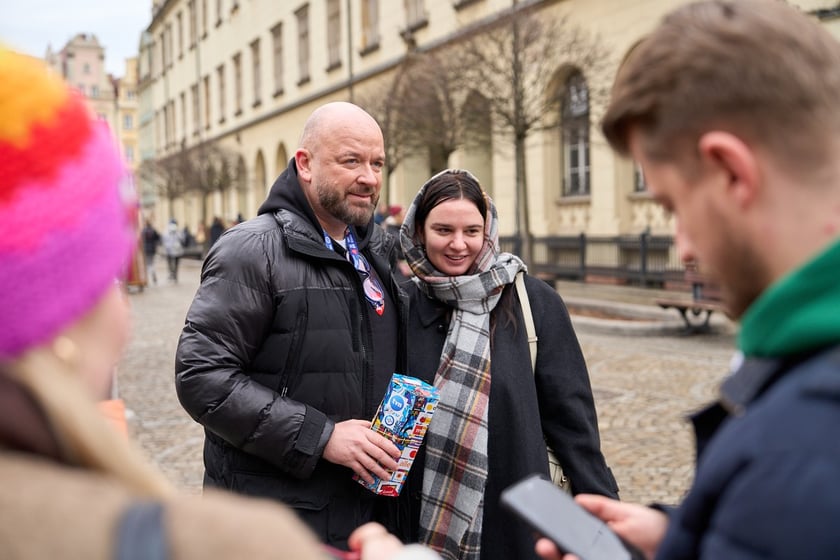 Prezydent Wrocławia Jacek Sutryk kwestuje podczas WOŚP