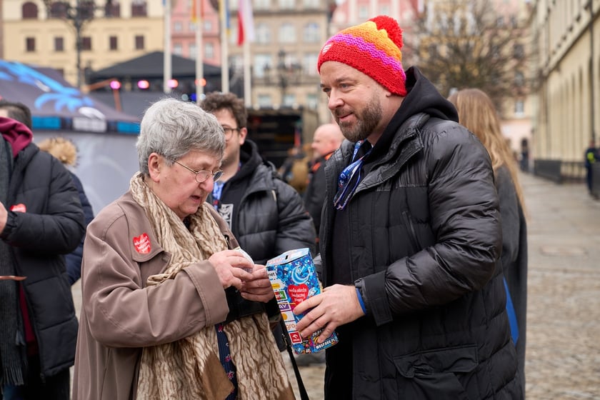Prezydent Wrocławia Jacek Sutryk kwestuje podczas WOŚP
