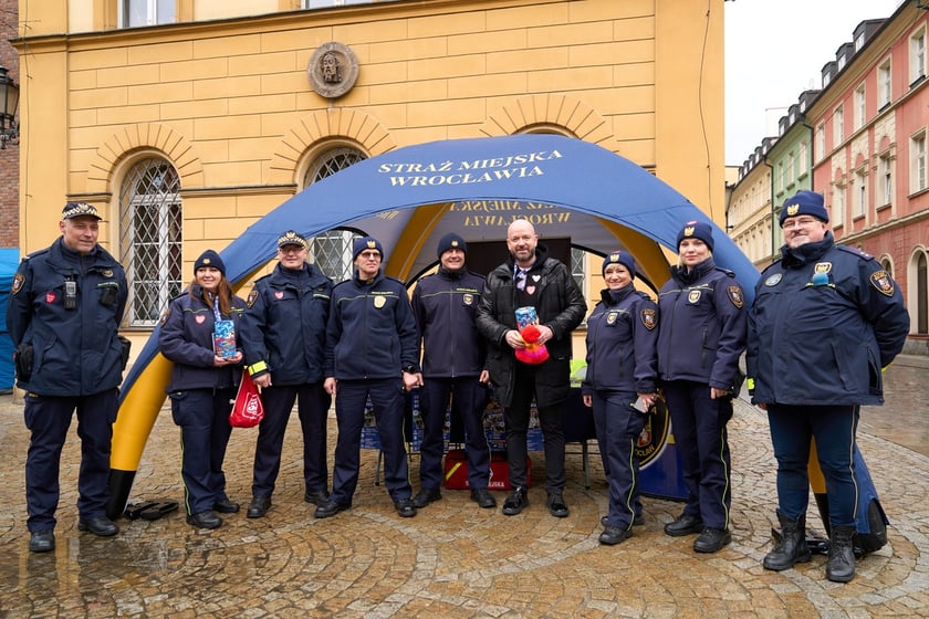 Prezydent Wrocławia Jacek Sutryk kwestuje podczas WOŚP