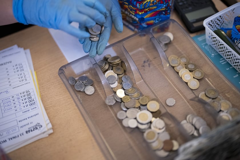 Liczenie pieniędzy w sztabach WOŚP we Wrocławiu