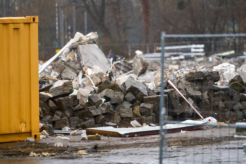 Rozbiórka dawnego marketu przy ul. Średzkiej w Leśnicy