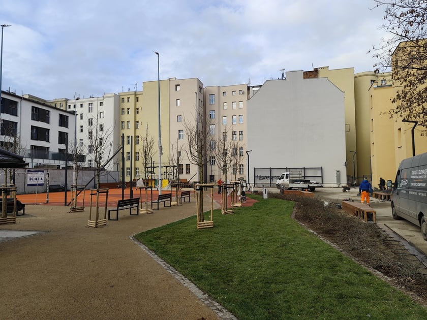 Podw&oacute;rko im. Wszystkich Mieszkańc&oacute;w - projekt, kt&oacute;ry otrzymał dofinansowanie WBO. Obecnie wsp&oacute;łfinansowany r&oacute;wnież przez ZZK