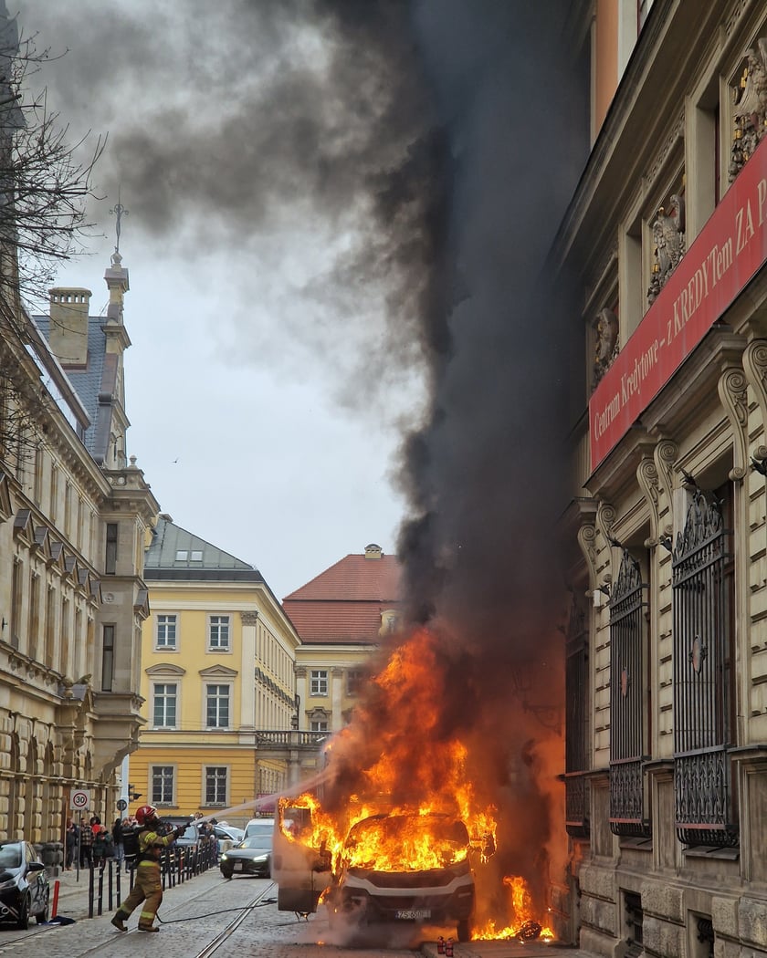 Pożar samochodu dostawczego na ul. Gepperta we Wrocławiu