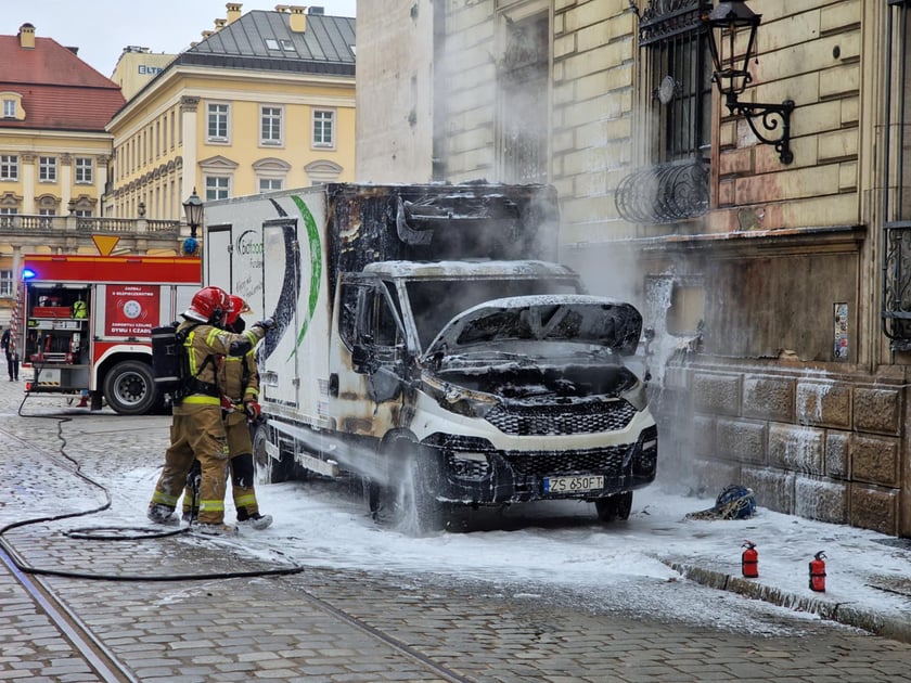 Pożar samochodu dostawczego na ul. Gepperta we Wrocławiu