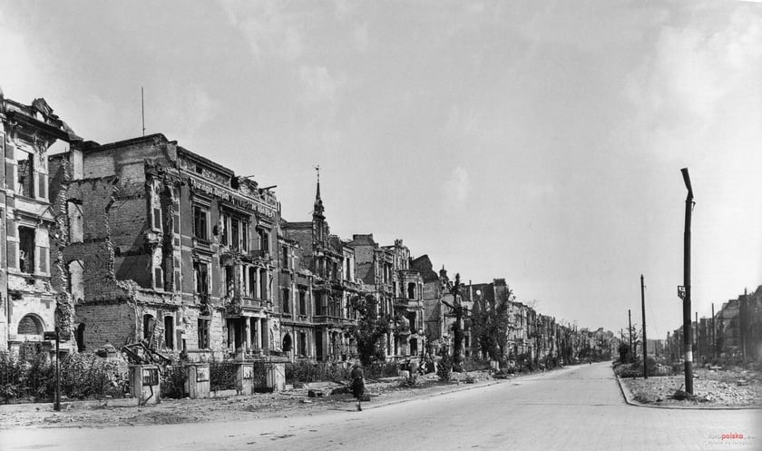 Zniszczona ulica Powstańc&oacute;w Śląskich