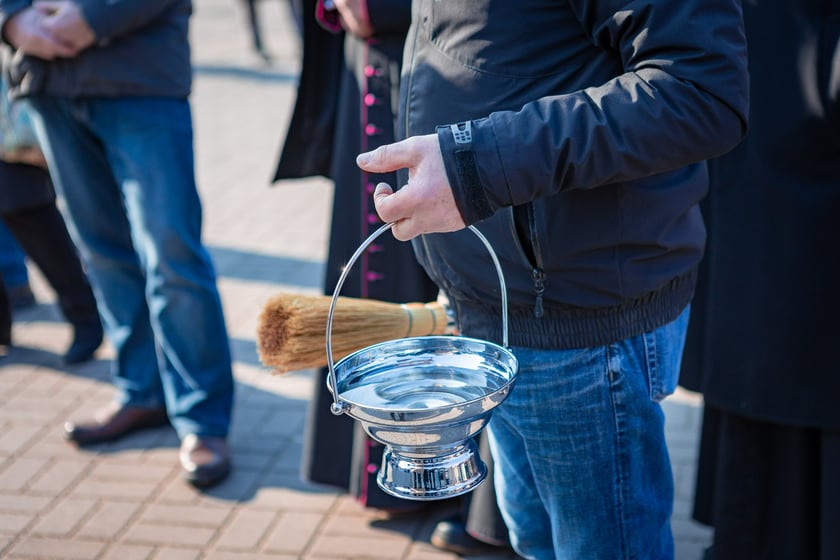 Poświęcenie aut dla pielęgniarek Hospicjum Domowego Caritas Archidiecezji Wrocławskiej