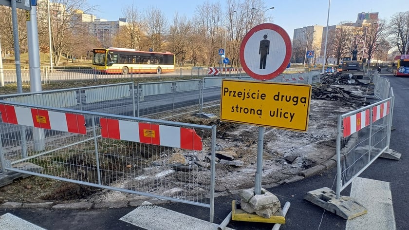 ZDiUM rozpoczął remont sześciu zatok autobusowych wraz z peronami przy ul. Kozanowskiej
