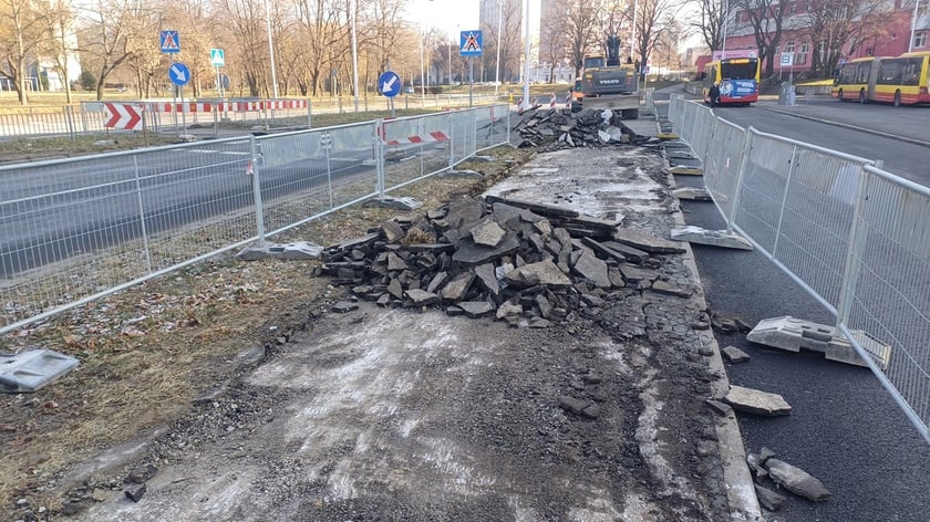 ZDiUM rozpoczął remont sześciu zatok autobusowych wraz z peronami przy ul. Kozanowskiej