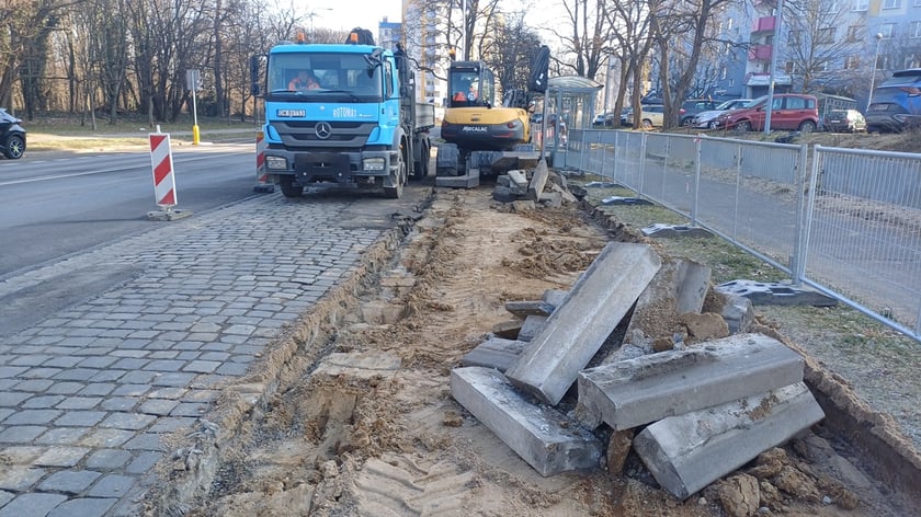 ZDiUM rozpoczął remont sześciu zatok autobusowych wraz z peronami przy ul. Kozanowskiej
