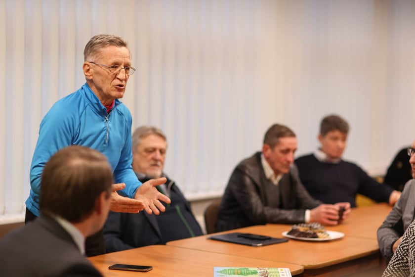 Spotkanie mieszkańców i RO Powstańców Śląskich z przedstawicielami miasta. Pan Wiesław, mieszkaniec osiedla, pytał m.in. o wywóz śmieci