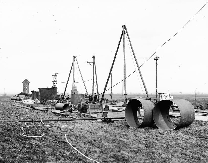 Prace przy odwiercaniu studni zastępczych na terenie II grupy studzien, lata 30. XX w.