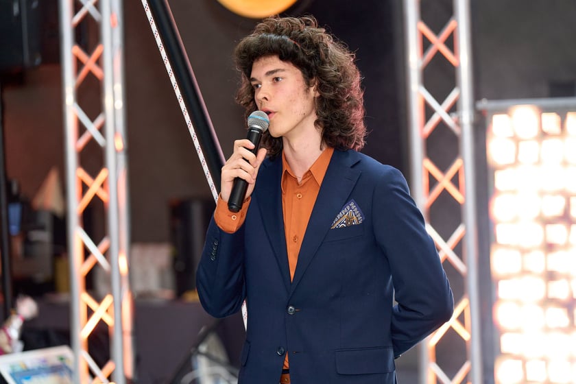 Charytatywny bal karnawałowy zorganizowany przez radę rodziców przy Liceum Ogólnokształcącym nr II