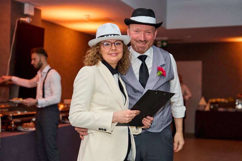 Charytatywny bal karnawałowy zorganizowany przez radę rodziców przy Liceum Ogólnokształcącym nr II