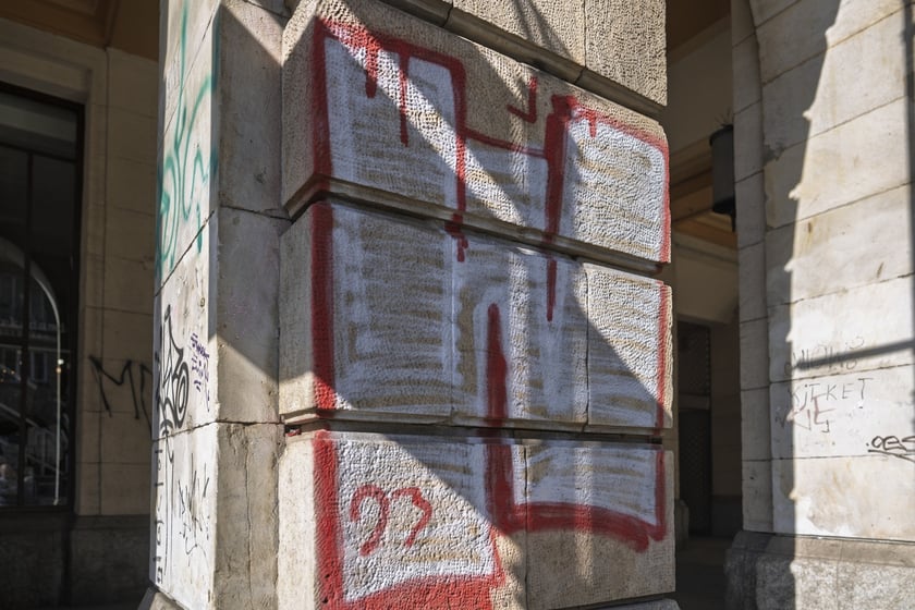 Zniszczona elewacja  i pomazane podcienia budynku przy ul. Świdnickiej