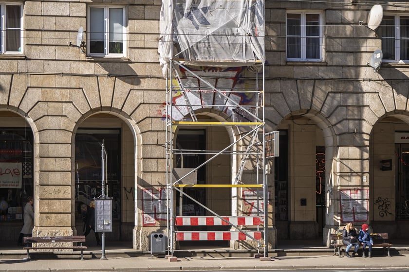 Zniszczona elewacja  i pomazane podcienia budynku przy ul. Świdnickiej