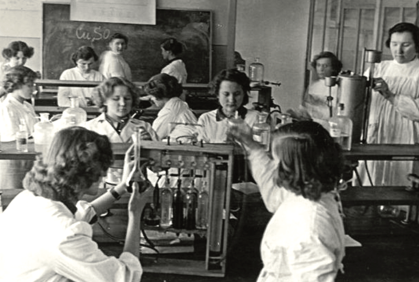 Technikum 15 we Wrocławiu obchodzi 75-lecie istnienia. Zobacz jak wyglądało dawniej - pracownia chemiczna