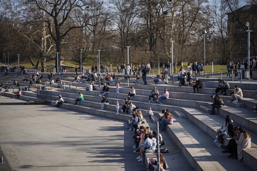 Spacerowicze we Wrocławiu