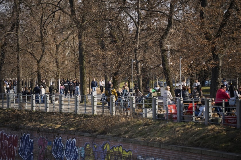 Spacerowicze we Wrocławiu