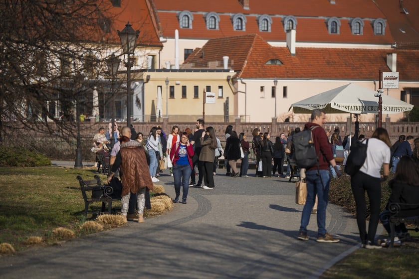 Spacerowicze we Wrocławiu