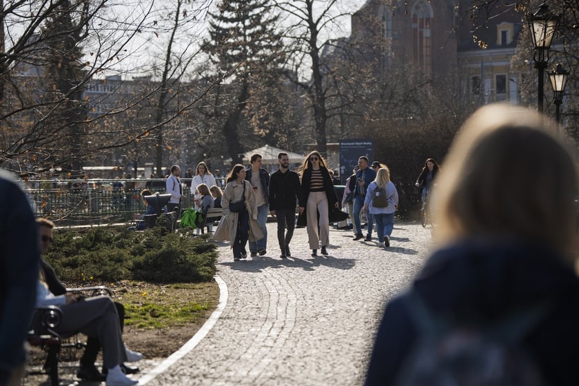 Spacerowicze we Wrocławiu