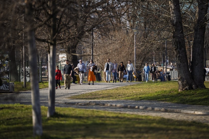 Spacerowicze we Wrocławiu
