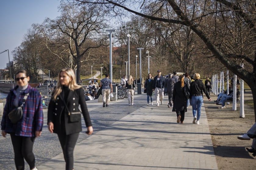 Spacerowicze we Wrocławiu