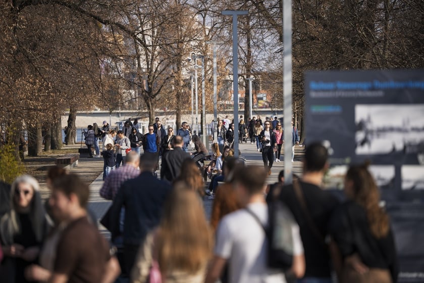 Spacerowicze we Wrocławiu