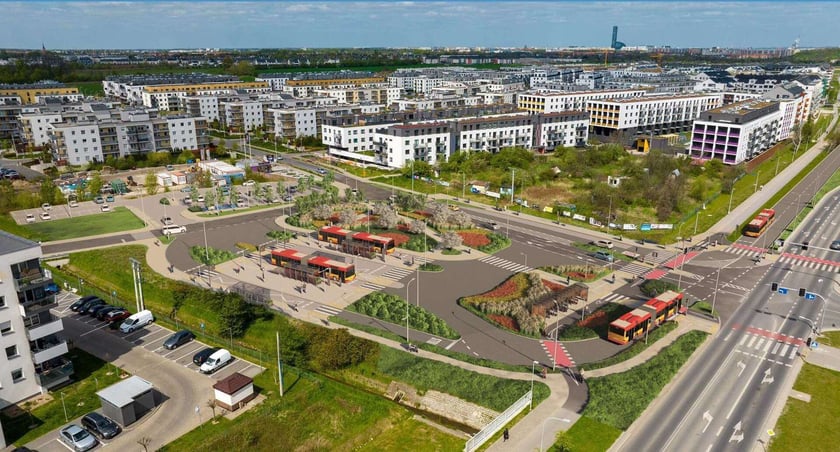 W roku 2025 kontynuowane będą roboty budowlane zmierzające do zrealizowania inwestycji wraz z infrastrukturą przystankową wyposażoną w meble miejskie, tablice DIP oraz pętlą autobusową w rejonie ul. Kajdasza. Przy projektowanej pętli zlokalizowany będzie parking przesiadkowy P&amp;R na 57 miejsc postojowych (w tym 3 mp dla os&oacute;b niepełnosprawnych).
Roboty budowlane prowadzone są przy założeniu, że układ geometryczny jest docelowy, aby w przyszłości bez potrzeby przebudowy można było wpisać torowisko tramwajowe.
W ramach inwestycji powstanie ok. 2,5 km odcinka wydzielonej trasy autobusowej. Planowane zakończenie prac to II kwartał 2025 r.
Inwestycja uzyskała dofinansowanie z rządowego funduszu Polski Ład.