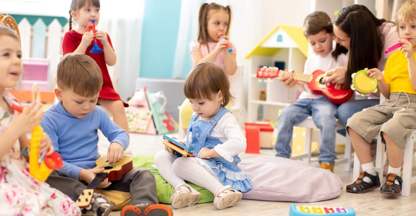 Kto ma prawo do nowego urlopu
Prawo do uzupełniającego urlopu macierzyńskiego przysługiwać będzie także ubezpieczonemu, kt&oacute;ry przyjął dziecko na wychowanie w ramach rodziny zastępczej (z wyjątkiem rodzin zastępczych zawodowych) lub w przypadku przysposobienia dziecka, pod warunkiem, że pobyt dziecka w szpitalu miał miejsce po przyjęciu dziecka na wychowanie.