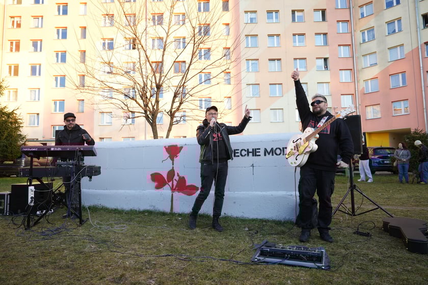Koncert pod blokiem i odsłonięcie muralu na Orzechowej. Wrocław. 16.03.2025