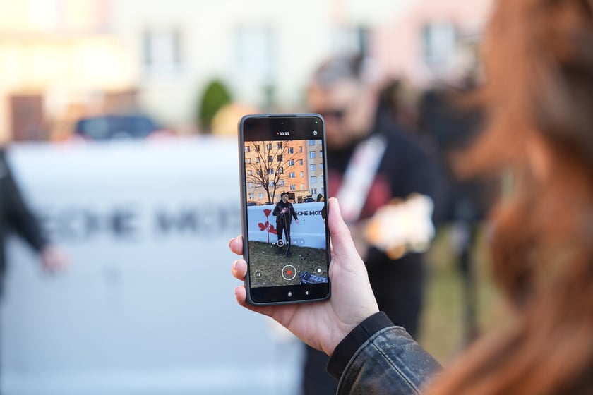 Koncert pod blokiem i odsłonięcie muralu na Orzechowej. Wrocław. 16.03.2025