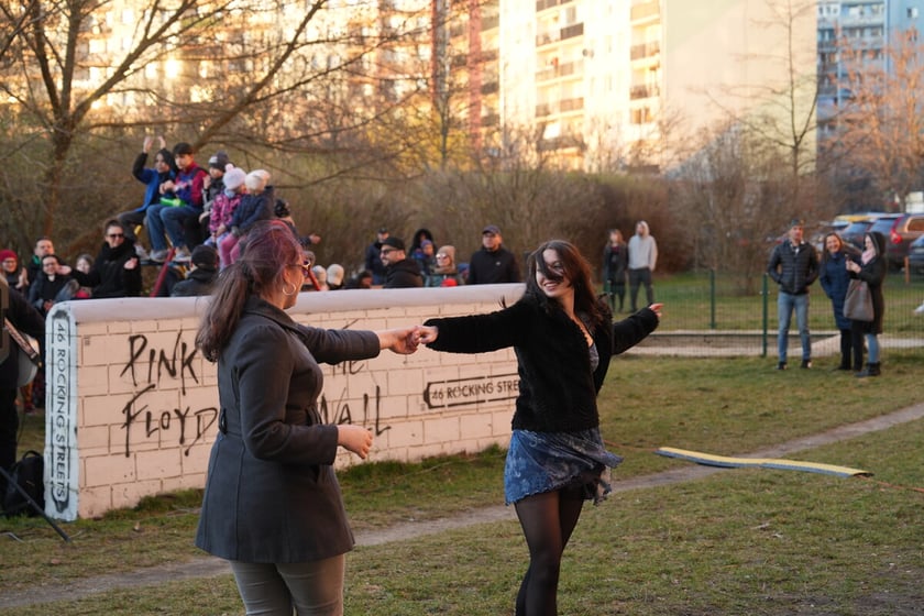 Koncert pod blokiem i odsłonięcie muralu na Orzechowej. Wrocław. 16.03.2025