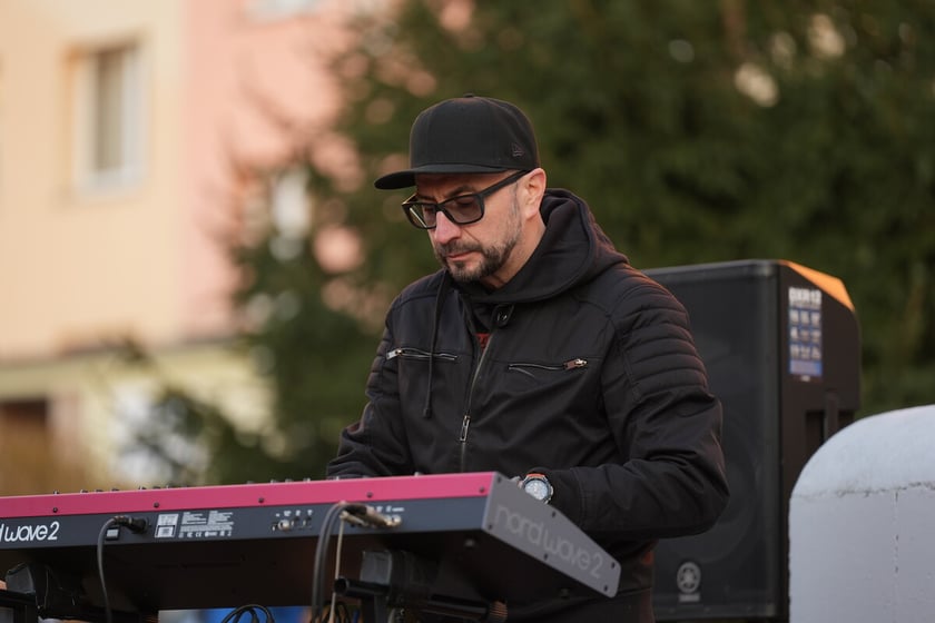 Koncert pod blokiem i odsłonięcie muralu na Orzechowej. Wrocław. 16.03.2025