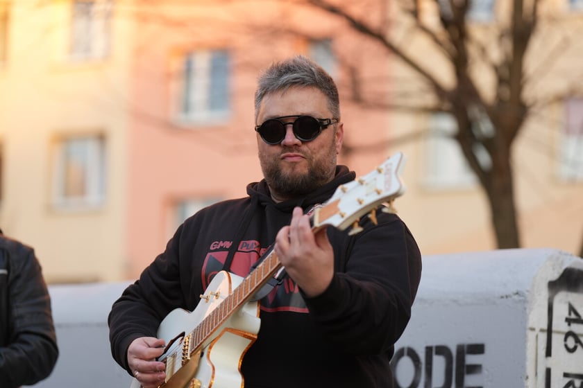 Koncert pod blokiem i odsłonięcie muralu na Orzechowej. Wrocław. 16.03.2025