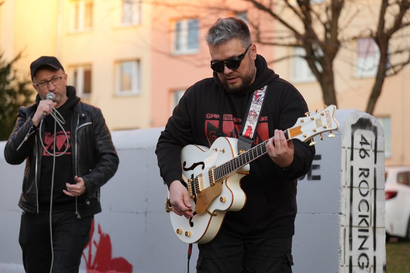 Koncert pod blokiem i odsłonięcie muralu na Orzechowej. Wrocław. 16.03.2025