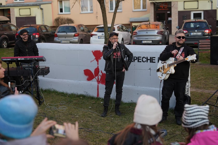 Koncert pod blokiem i odsłonięcie muralu na Orzechowej. Wrocław. 16.03.2025