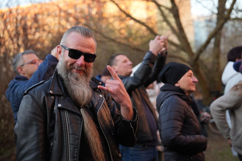 Koncert pod blokiem i odsłonięcie muralu na Orzechowej. Wrocław. 16.03.2025