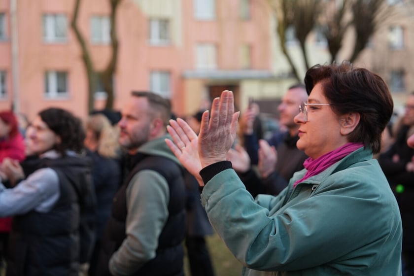 Koncert pod blokiem i odsłonięcie muralu na Orzechowej. Wrocław. 16.03.2025