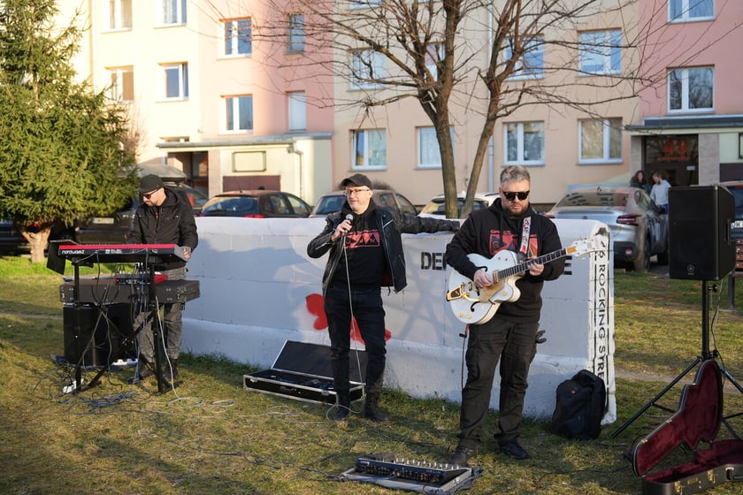 Koncert pod blokiem i odsłonięcie muralu na Orzechowej. Wrocław. 16.03.2025